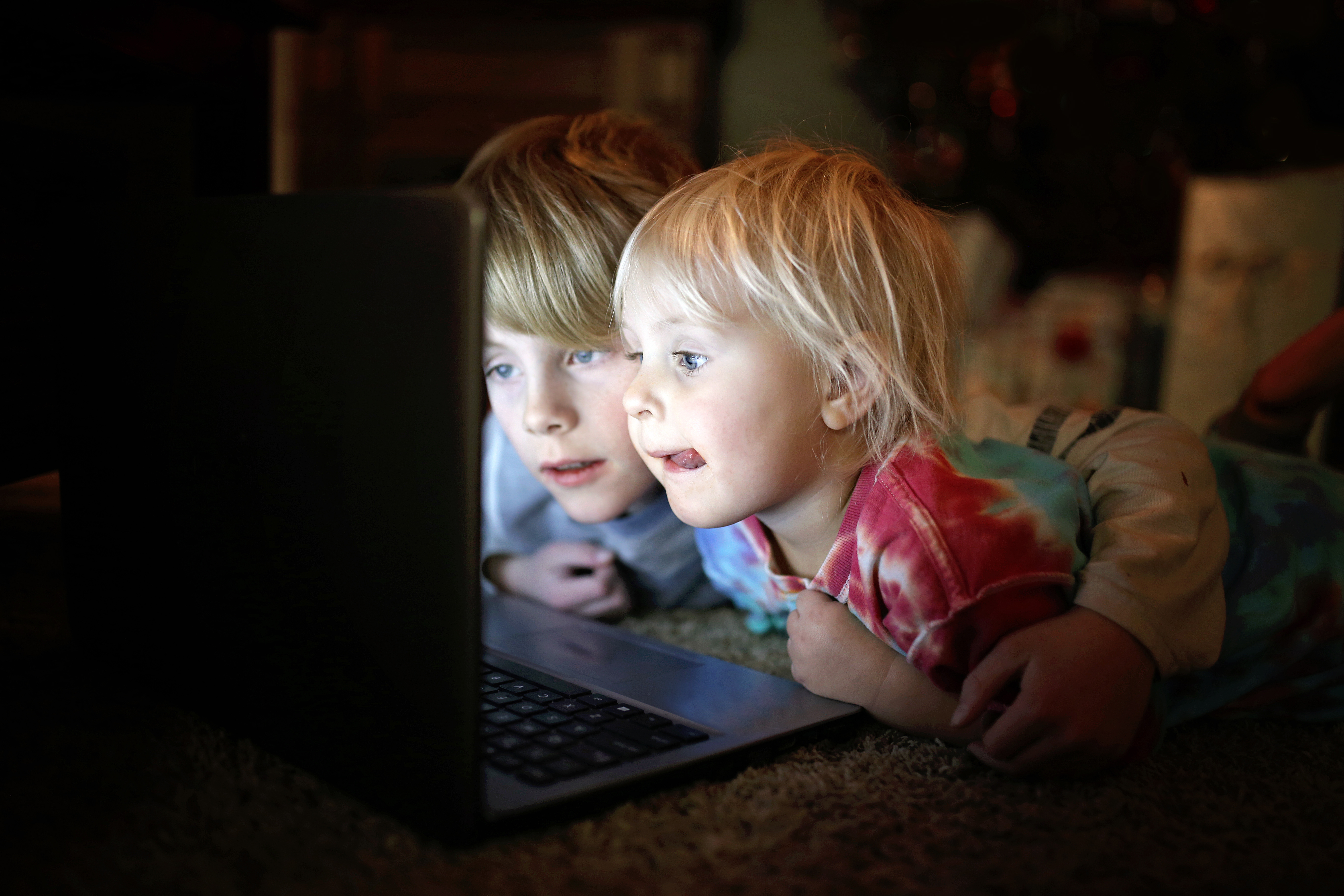 kids look at computer screen together