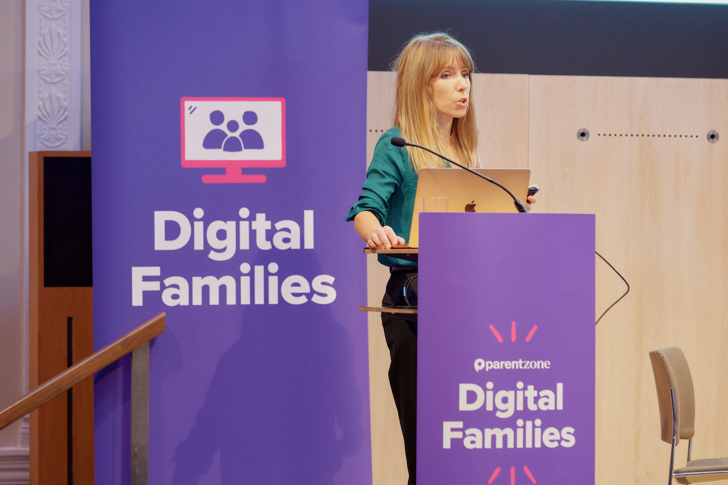 Dr Elly Hansen speaking at the Digital Families 2022 conference
